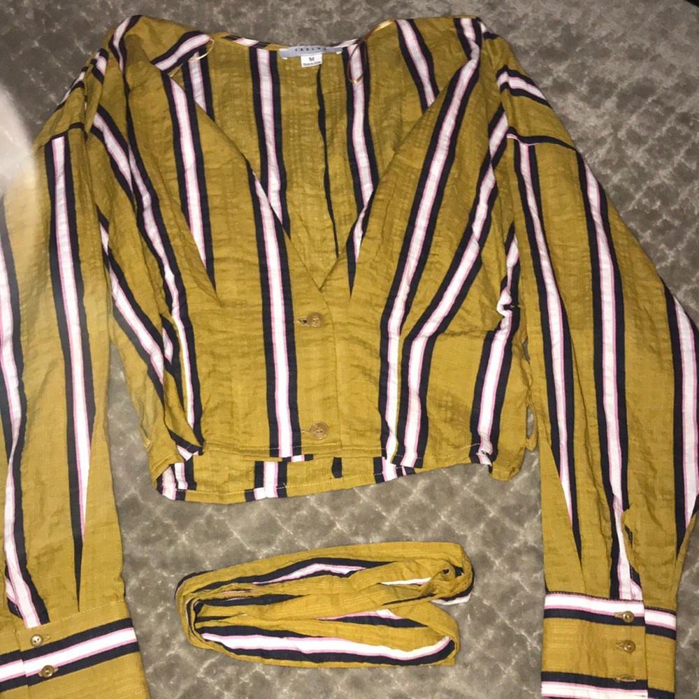 Blouse with a little tie around the waist